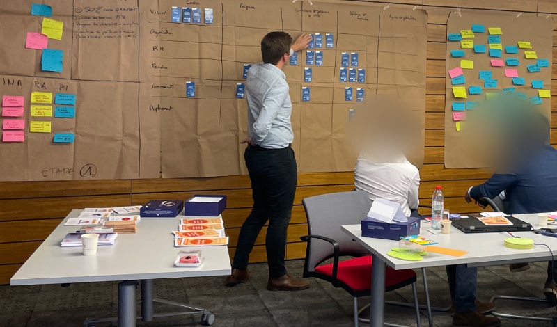 Le plateau mural en cours de remplissage, les cartes retenues placées étape par étape